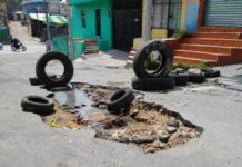 Vecinos de Amozoc denuncian enorme socavón