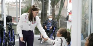 Entrega MariElise Budib aparatos ortopédicos a personas con discapacidad