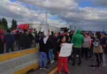Bloquean la México-Puebla por desaparición de un menor