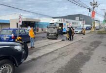 Vuelca conductor al intentar esquivar un bache en Cuautlancingo