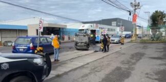 Vuelca conductor al intentar esquivar un bache en Cuautlancingo