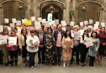 Puebla entrega 75 escrituras a locatarios de diversos Mercados de Apoyo