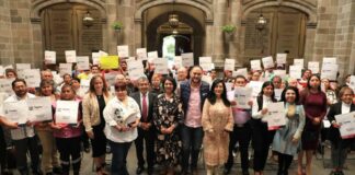 Puebla entrega 75 escrituras a locatarios de diversos Mercados de Apoyo