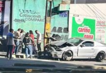 Choca contra poste en bulevar Valsequillo; hay un herido
