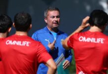 Gago sale de Chivas; Arturo Ortega será el DT interino