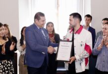 Armenta reconoce a Gibrán Zea, esgrimista olímpico