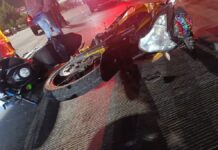 Automóvil cae de puente y casi aplasta a motociclistas en Vía Atlixcáyotl