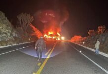 Chocan y se incendian dos tractocamiones en la Amozoc-Perote