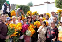 Gobierno de San Pedro Cholula entrega flores en panteones municipales