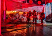 Incendio consume negocio en Amalucan; rescatan a trabajador