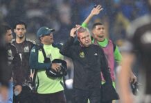 Hieren a Javier Aguirre con lata de cerveza tras derrota de México