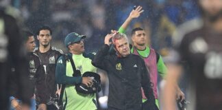 Hieren a Javier Aguirre con lata de cerveza tras derrota de México