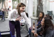 Marielise Budib entrega aparatos ortopédicos a personas con discapacidad