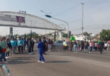 Padres y madres de familia bloquean la federal a Atlixco