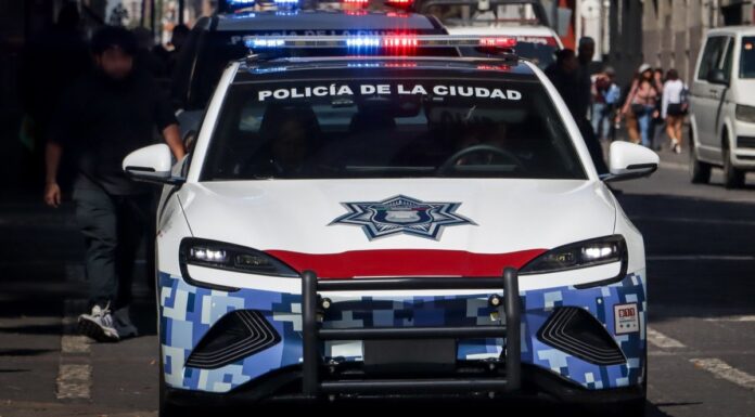 Persecución policial termina con dos detenidos tras robo a negocio en Puebla