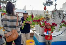 Poblanos visitan panteones para recordar a seres queridos