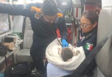 Rescatan a bebé abandonado en terreno baldío de Puebla