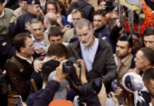 Lanzan lodo a reyes de España tras visita a Paiporta