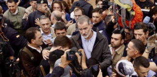 Lanzan lodo a reyes de España tras visita a Paiporta