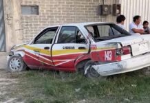 Taxista se estampa en Tehuacán al huir de presunto asalto