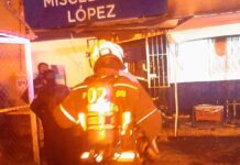 Tienda se incendia durante la madrugada en Infonavit Agua Santa
