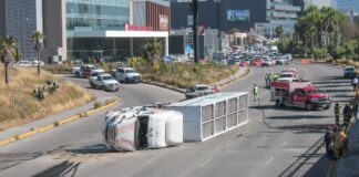 Vuelca tráiler que transportaba gas natural en Vía Atlixcáyotl