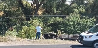 Vuelca camioneta en la carretera Izúcar de Matamoros-Atlixco