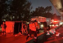 Vuelca camioneta en la México-Puebla; conductor sale ileso