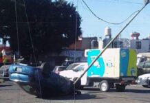 Auto vuelca en colonia Héroes de Puebla; hay un herido