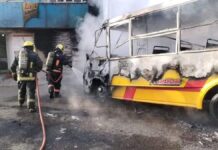 Se incendian dos unidades de transporte público en Puebla