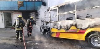 Se incendian dos unidades de transporte público en Puebla