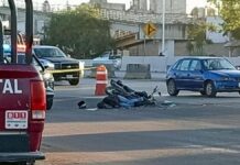 Muere motociclista embestido por microbús en Puebla capital