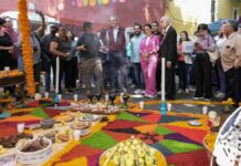 Pepe Chedraui recorre ofrendas en la Plazuela de Los Sapos