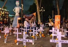Colectivo Malhabladas colocan cruces de víctimas de feminicidio en Zócalo