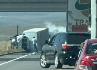 Volcadura de tráiler provoca cierre en la Amozoc-Perote