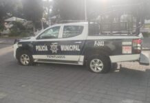 Pobladores de Tepatlaxco destrozan patrullas de la policía municipal