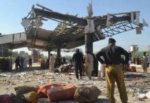 Ataque suicida en estación de tren de Pakistán deja al menos 24 muertos