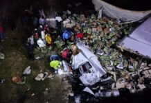 Tráiler cae desde puente en la Cuacnopalan-Oaxaca; hay dos heridos