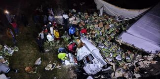 Tráiler cae desde puente en la Cuacnopalan-Oaxaca; hay dos heridos