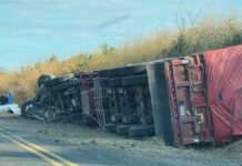 Tráiler vuelca en la Izúcar-Cuautla Morelos