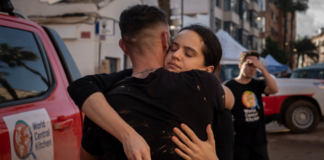 Rosalía visita a damnificados por la DANA en Valencia