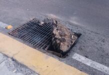 Alcantarilla sin tapa provoca accidente vial en Bulevar Forjadores