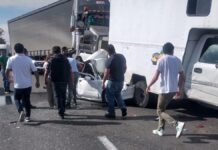 Automóvil termina prensado tras percance múltiple en la Puebla-Orizaba