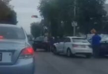Chocan dos automóviles en Bulevar Atlixco
