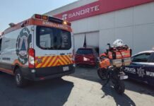 Conductor se impacta con sucursal de banco en Plaza Loreto