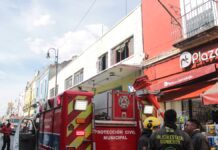 Departamento se incendia en Centro Histórico de Puebla