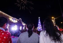 Encienden árbol de navidad en el zócalo de San Andrés Cholula