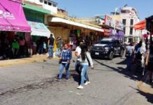 ‘Hierberas’ se enfrentan con alineadores municipales de Tehuacán
