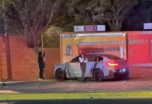 Choca camioneta contra muro en Calzada Zavaleta