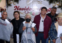 Omar Muñoz entrega chamarras a adultos mayores de Almecatla
